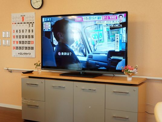 居室のテレビとカレンダー