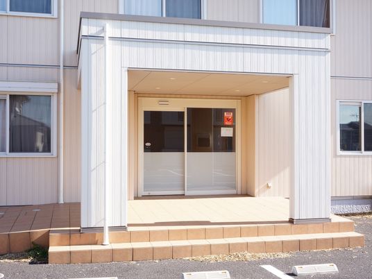 明るい入口のエントランス