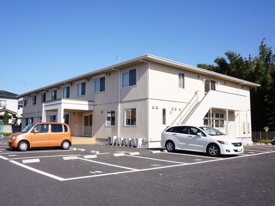 明るい施設の外観