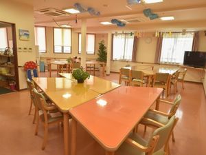 明るい共用ダイニングの様子