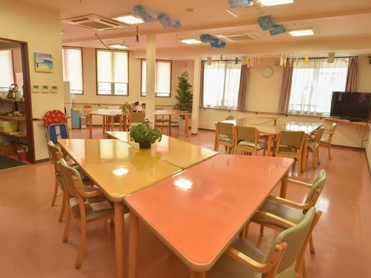 明るい共用ダイニングの様子