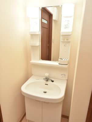 清潔な洗面台のある空間