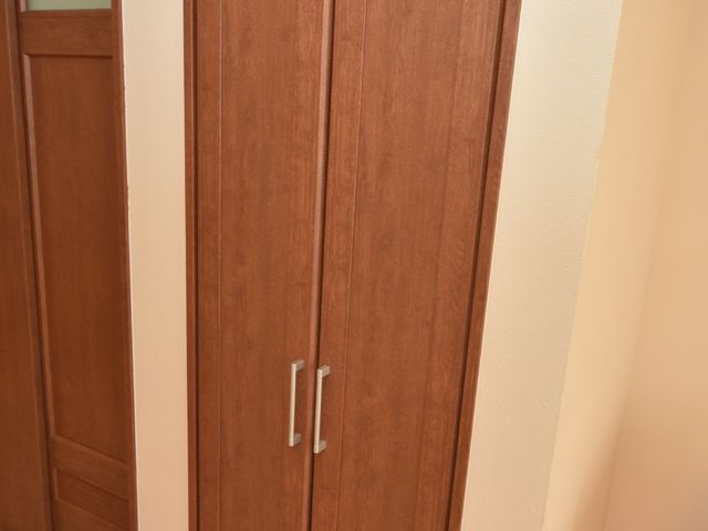茶色いクローゼットの扉 クローゼット シンプルで落ち着いた色合いのクローゼットです。個人の荷物等を整理整頓しやすい設計となっております。