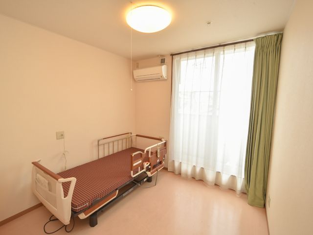 清潔な個室の居室空間 広めの窓 穏やかな光が差し込む居室は、快適な個人空間を提供しており、新しい働き場を希望するあなたにもきっと心地よい環境です。