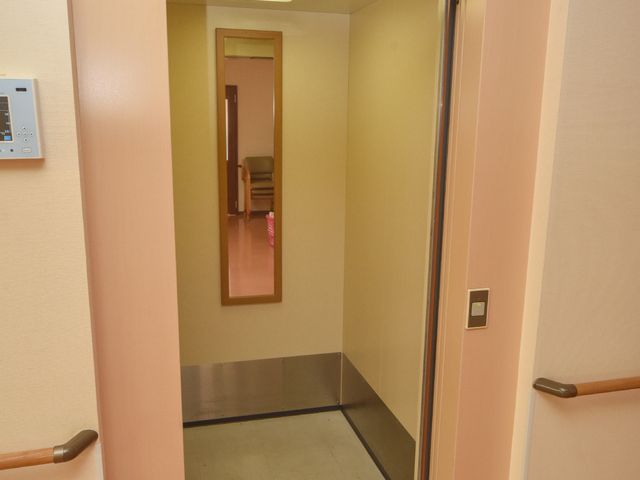 広々としたエレベーター エレベーター 手すりが設置された快適なエレベーターです。車椅子の方でも安心して利用いただけるように、ゆとりのある設計となっております。