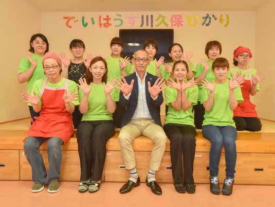 笑顔のスタッフ集合写真