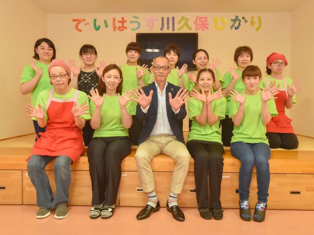 笑顔のスタッフ集合写真 施設スタッフ 笑顔あふれる職員の皆さんが、温かい雰囲気を醸し出しています。共に働くことでやりがいを感じていただけることでしょう。