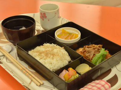 和食そうざいの食事風景