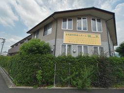 緑に囲まれた建物外観
