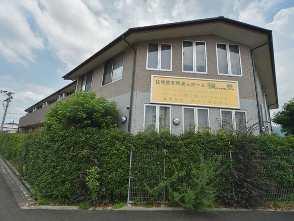緑に囲まれた建物外観