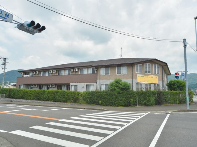平屋建ての外観 施設の周辺 広々とした見通しの良い角地に立地しており、明るい外観が印象的です。周囲は開けた空間で、通勤時のアクセスも良好です。