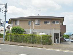 茶色の外壁が目立つ建物