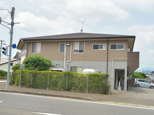 茶色の外壁が目立つ建物