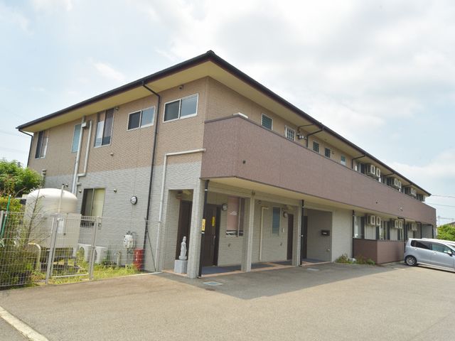 穏やかな印象の外観 アパートのような施設入口 ゆったりとした駐車スペースのある、清潔感の漂う外観です。明るい雰囲気で迎える環境が、訪れる方々の心を和ませます。
