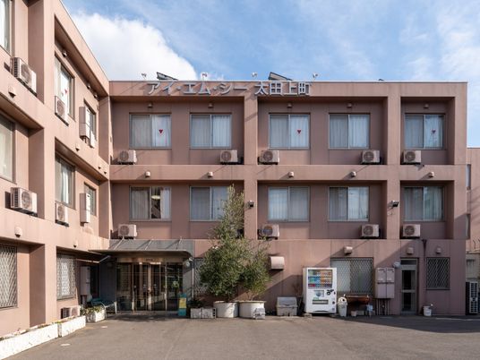 三階建ての建物外観