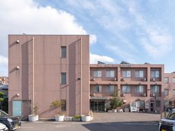 シンプルな建物の外観