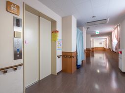 長い廊下とエレベーター