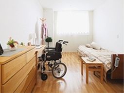 バリアフリーの明るい居室