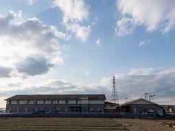 広がる建物の外観
