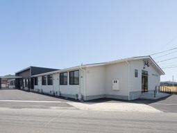 明るい外観の建物