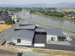 新築そうな建物の外観