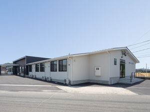 白壁の建物と駐車場