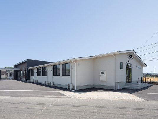 白壁の建物と駐車場