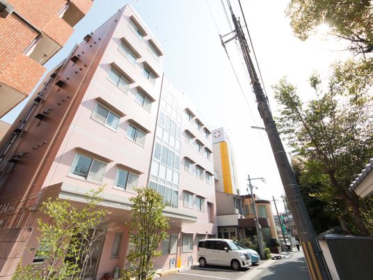 明るい日差しの施設外観