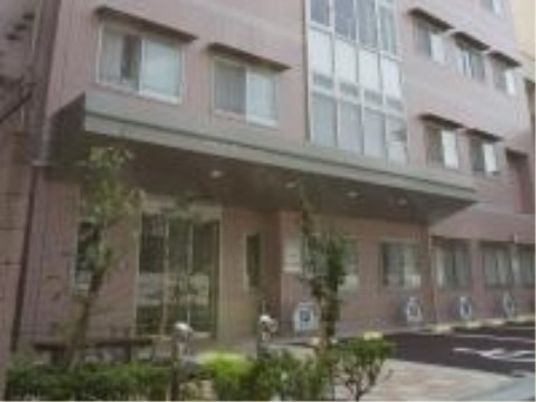 明るい施設の外観