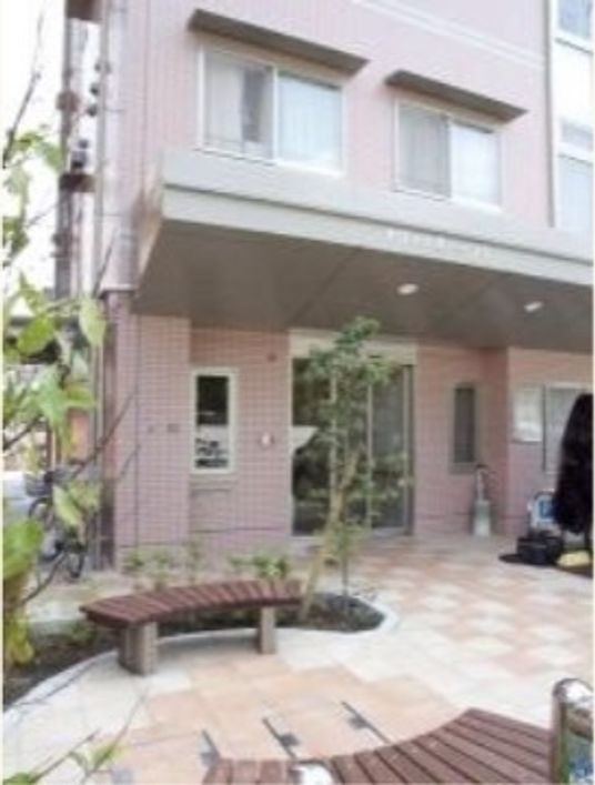 ピンク色の建物のエントランス