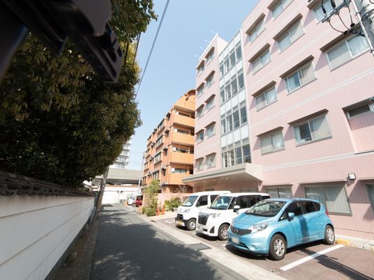 明るい外観の建物エントランス