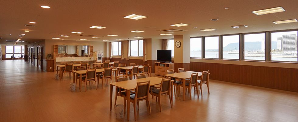 自然光が入る食堂