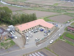 平屋建ての開放的な外観