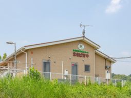 明るい外観の建物