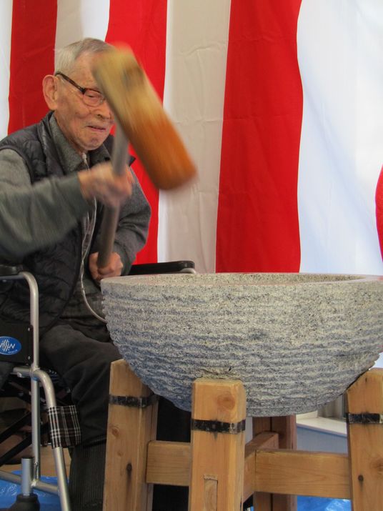 お祭りに参加する高齢者