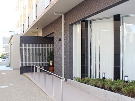 エントランスの門と扉