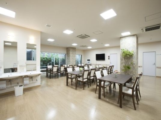 広々とした明るいダイニング