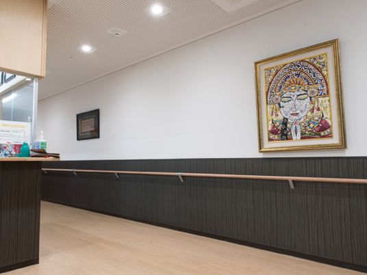 手すり付きの清潔な廊下