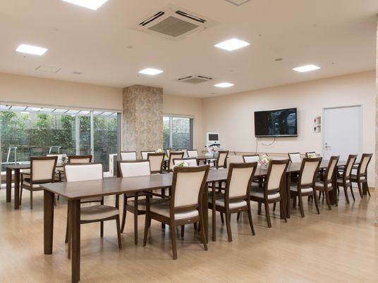 広々とした明るい食堂