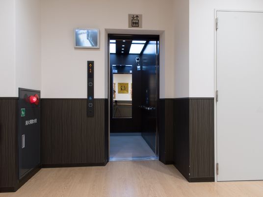 モダンなエレベーター前