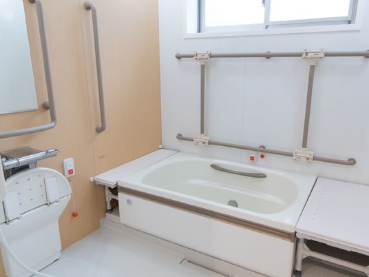 バリアフリー設計の浴室