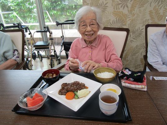 笑顔のおばあさんと食事