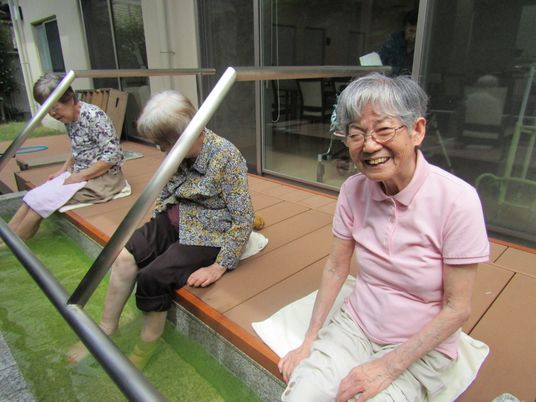 笑顔のおばあさまと中庭