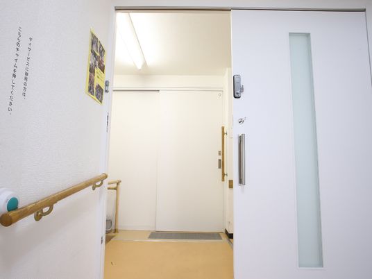 廊下と扉の明るいスペース