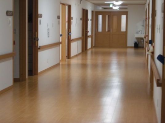清潔感のある廊下の風景