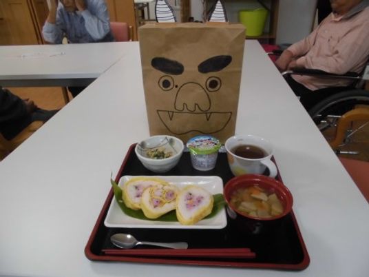 食事と顔が描かれた袋