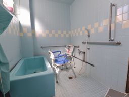 バリアフリーの浴室設備