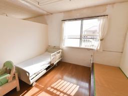 居室のベッドと窓