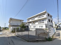 白い外壁の建物外観