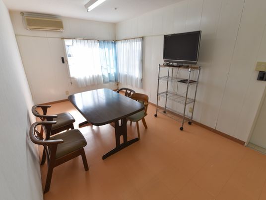 シンプルな居室の様子